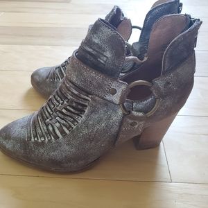 Seychelles Impossible Bootie Size 8 Pewter